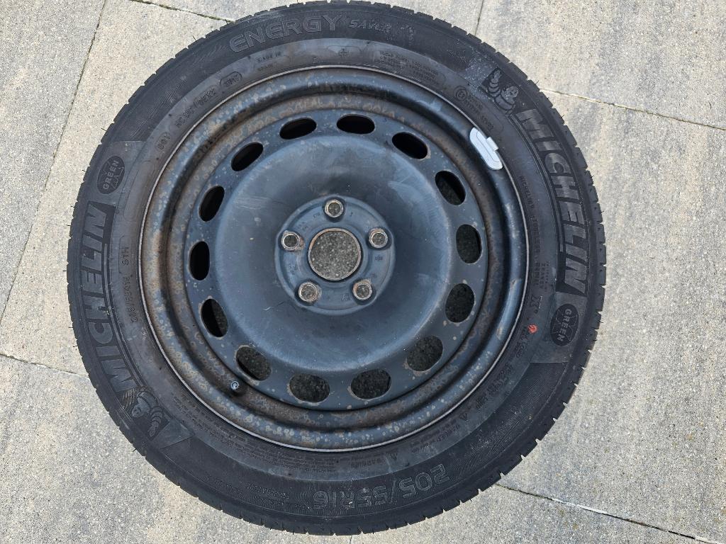 Originele Volkswagen velg met band – 1K0601027A, Auto-onderdelen, Ophalen, Gebruikt, 16 inch, Banden en Velgen