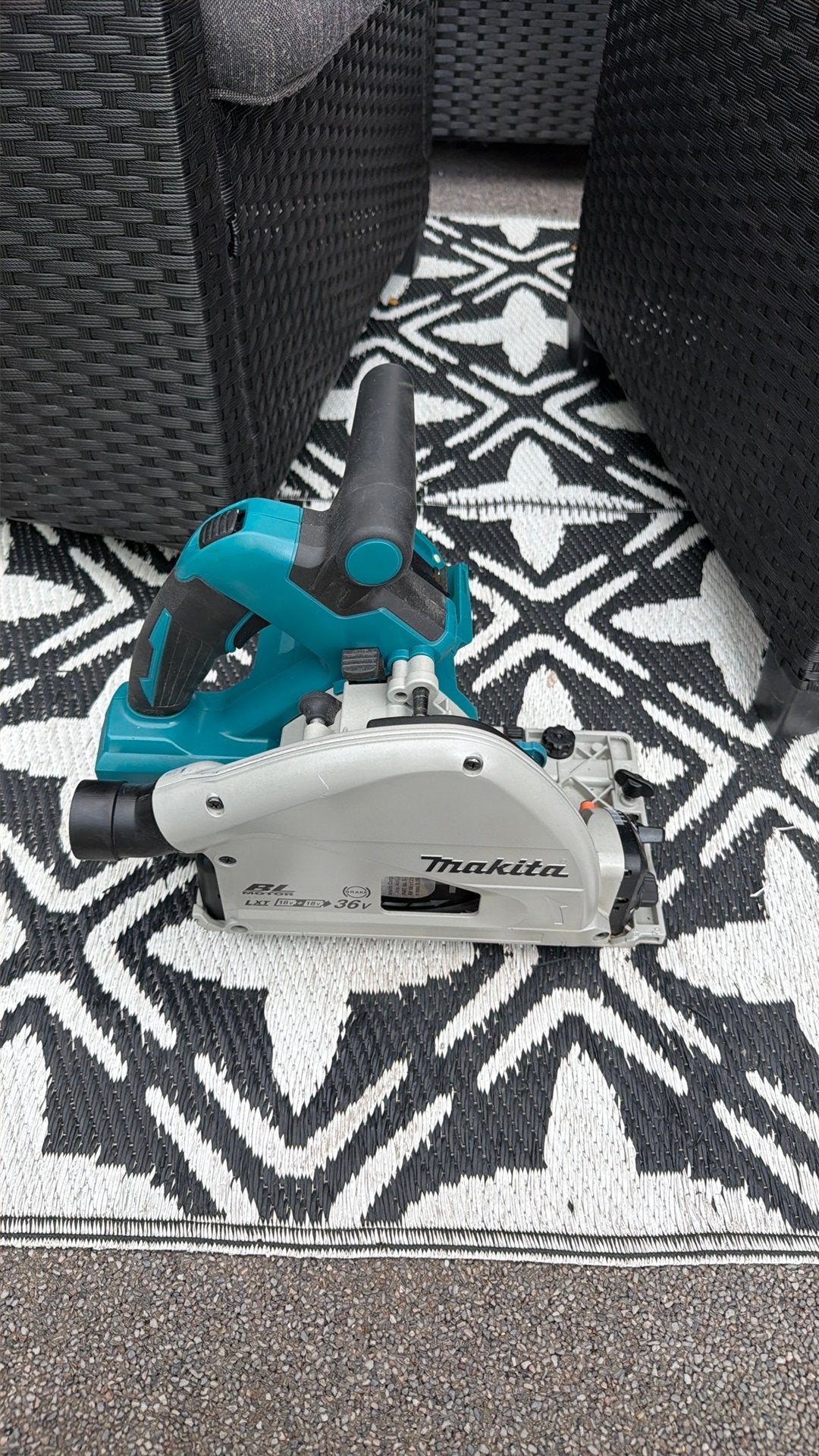 Makita DSP600ZJ Accu Invalcirkelzaag 165mm 2x18V Basic Body, 70 mm of meer, Ophalen of Verzenden, Zo goed als nieuw, Figuurzaag