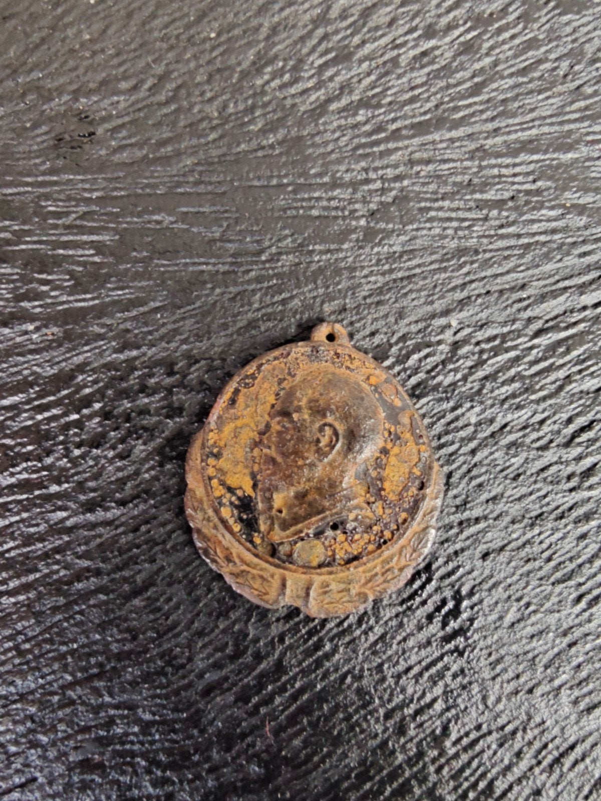 Oud Ho Chi Minh hangertje, Ophalen of Verzenden, Landmacht, Nederland