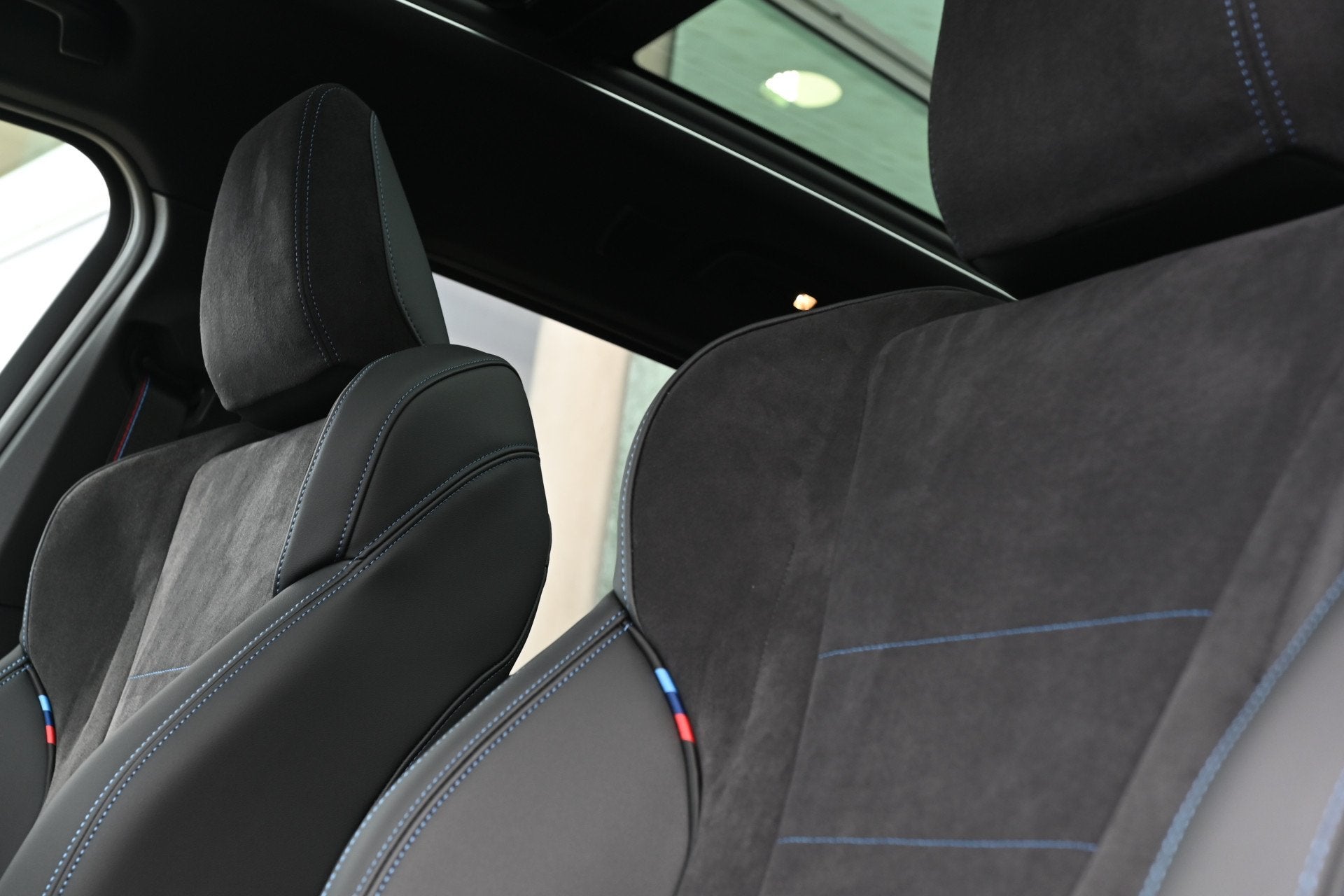 BMW X1 sDrive20i M Sport Automaat / Panoramadak / Sportstoel, Auto's, Dealer onderhouden, 1525 kg, Stoelverwarming, Zwart