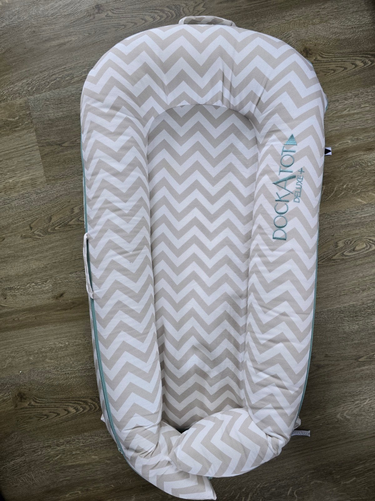 DockATot Deluxe+ babynestje - Chevron patroon, Ophalen of Verzenden, Zo goed als nieuw