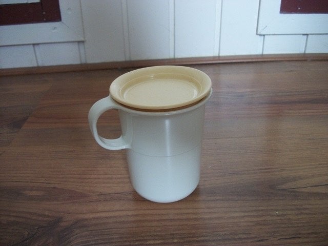 Tupperware Melkkannetje ( creme/lichtgeel ), Ophalen of Verzenden, Gebruikt, Beker of Kan