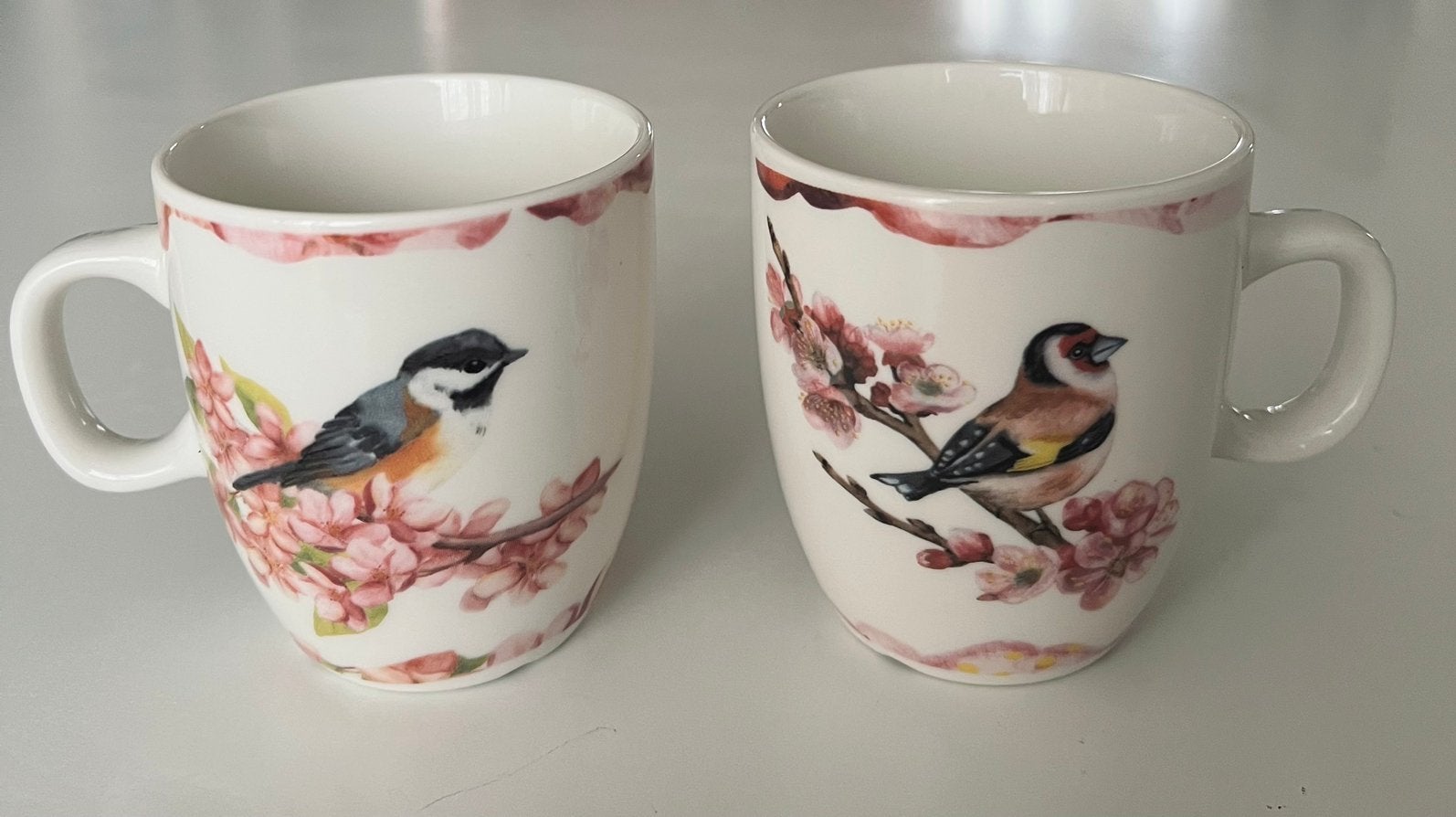 2 koffiemokken met bosvogeltjes, Ophalen of Verzenden, Zo goed als nieuw, Porselein, Overige stijlen