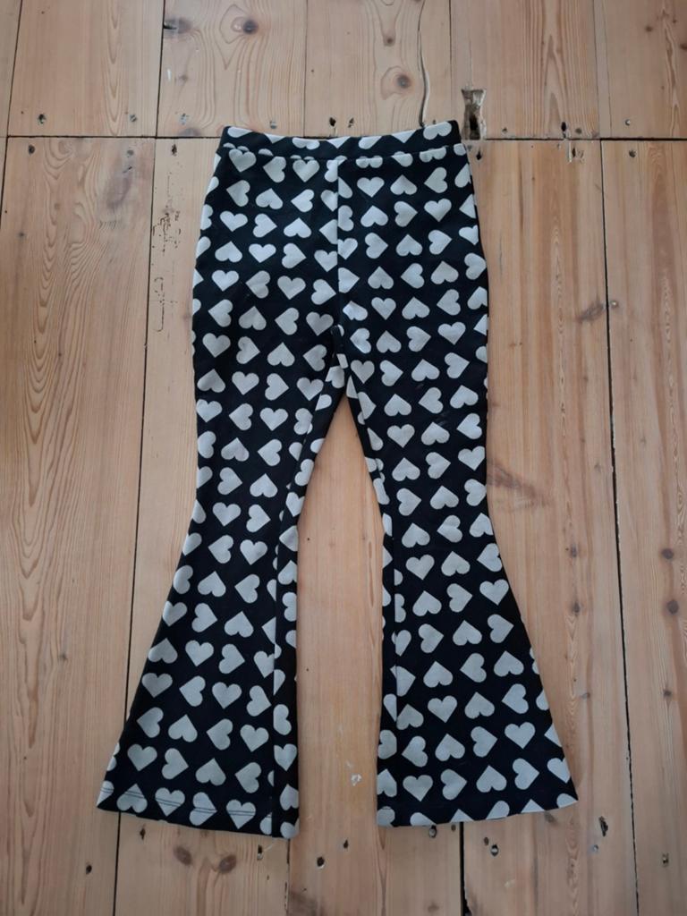 Flared broek met hartjes - Maat 122, Kinderen en Baby's, Kinderkleding | Maat 122, Ophalen of Verzenden, Gebruikt, Meisje, Broek