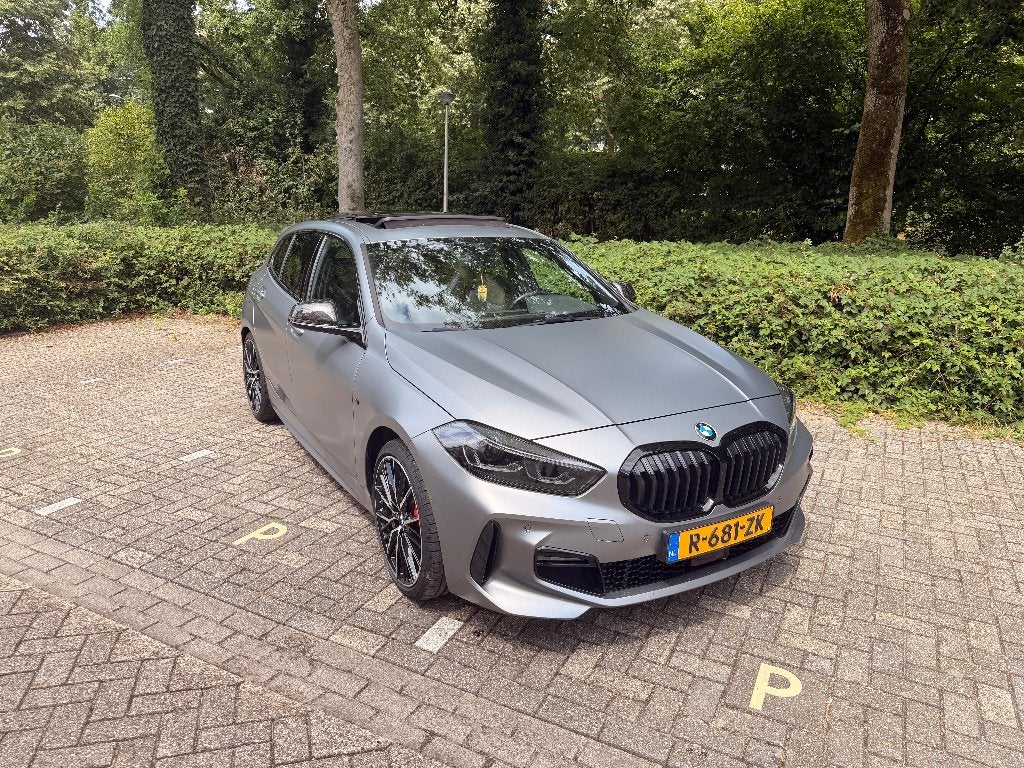 BMW 118i M Sport Pakket Pro | Frozen Pure Grey Metallic| HK, Auto's, BMW, 136 pk, Particulier, 3 cilinders, Zilver of Grijs