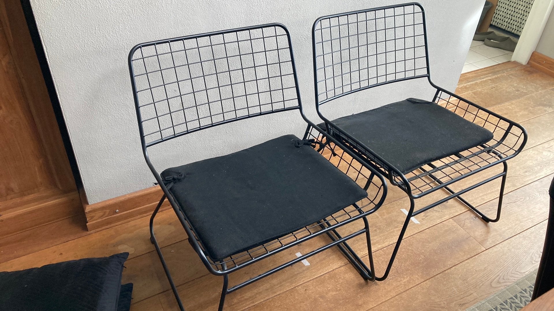 Twee zwarte stoeltjes draadstaal, Ophalen, Zo goed als nieuw, Zwart, Twee