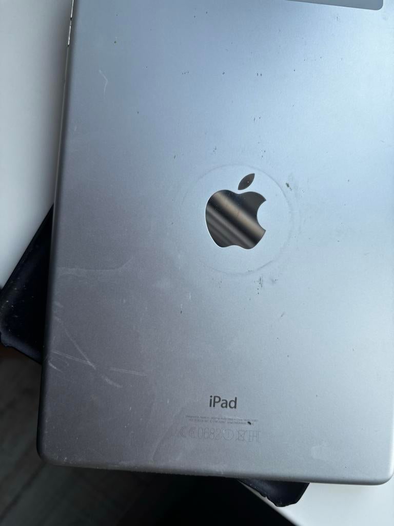 Apple iPad (scherm gebroken), Computers en Software, Apple iPads, Niet werkend, Apple iPad, Wi-Fi, 9 inch, 16 GB, Zilver, Ophalen of Verzenden