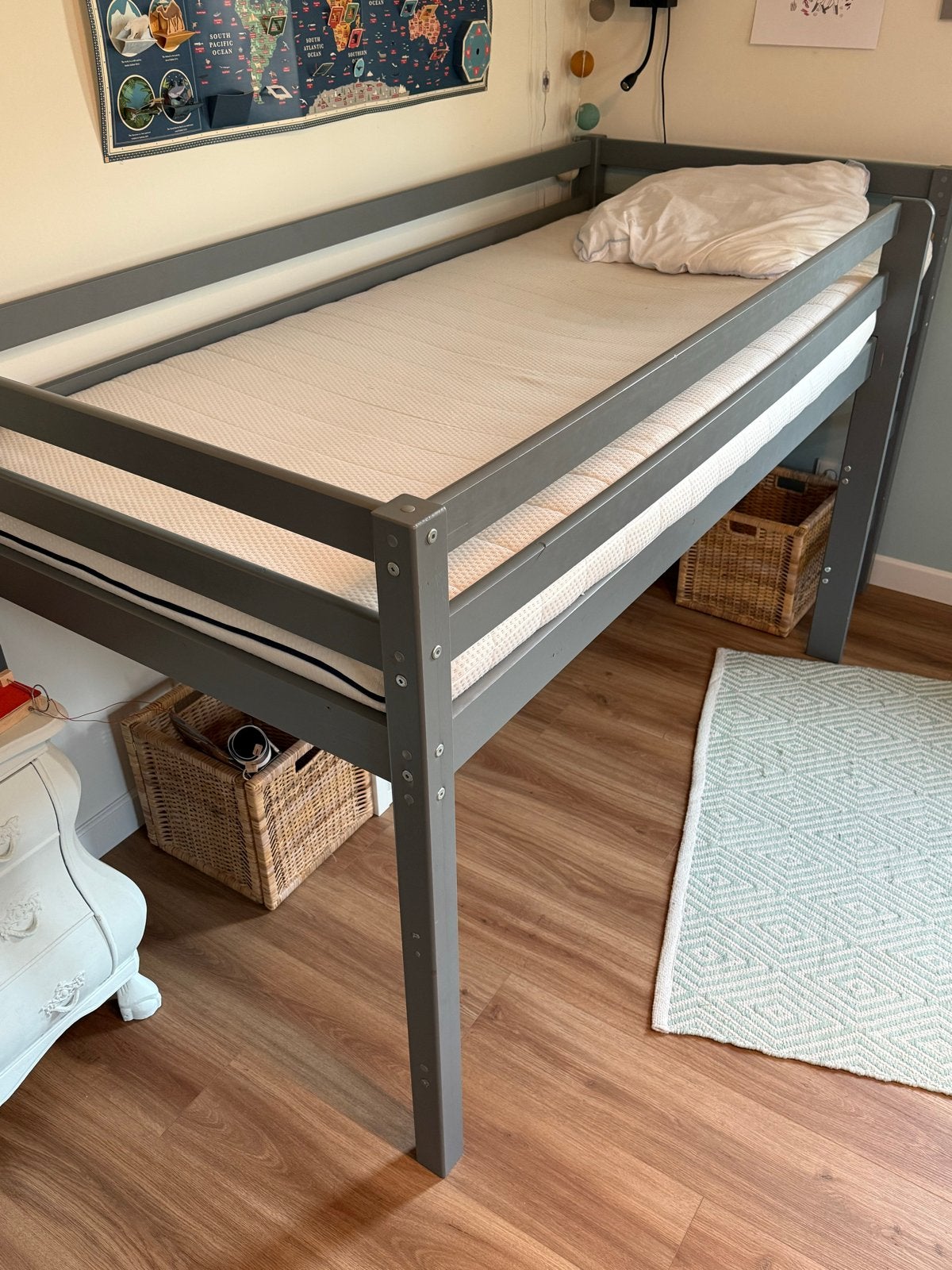 Hoogslaper bed (90x200) grijs met lattenbodem, zonder matras, Huis en Inrichting, Ophalen, 90 cm, Eenpersoons, Minder dan 160 cm