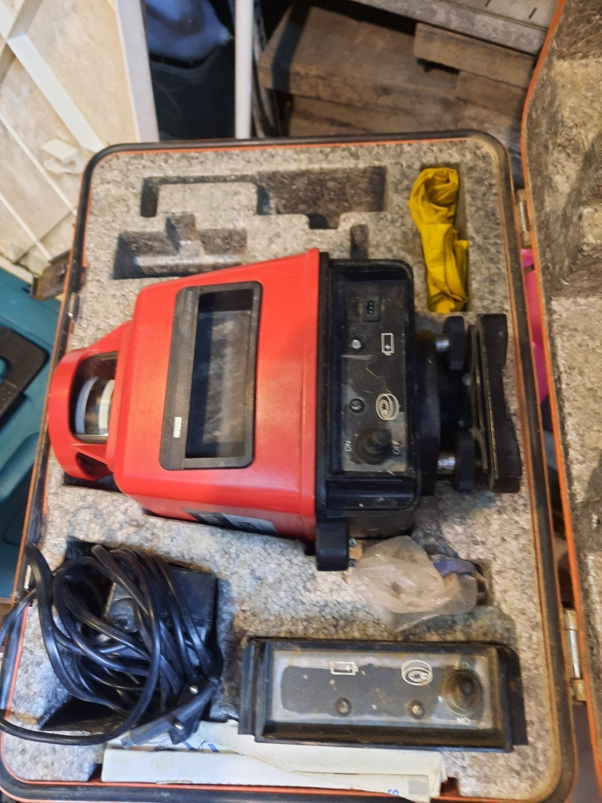 Sokkia bouw laser lp3a ter reperatie
Draaid maar geen laser, Ophalen, Gebruikt
