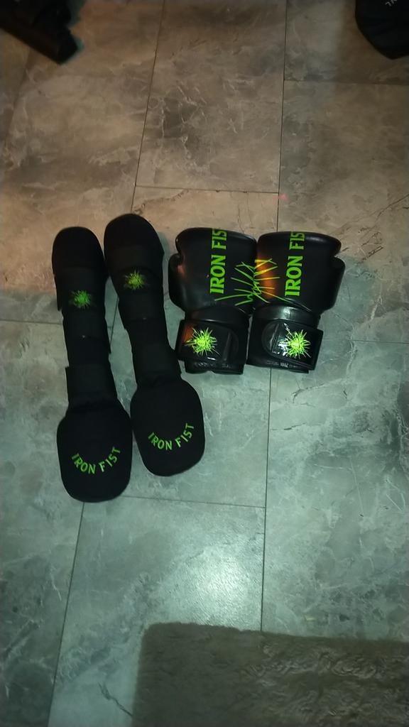 Kickboks set, Ophalen of Verzenden, Zo goed als nieuw, Bokshandschoenen
