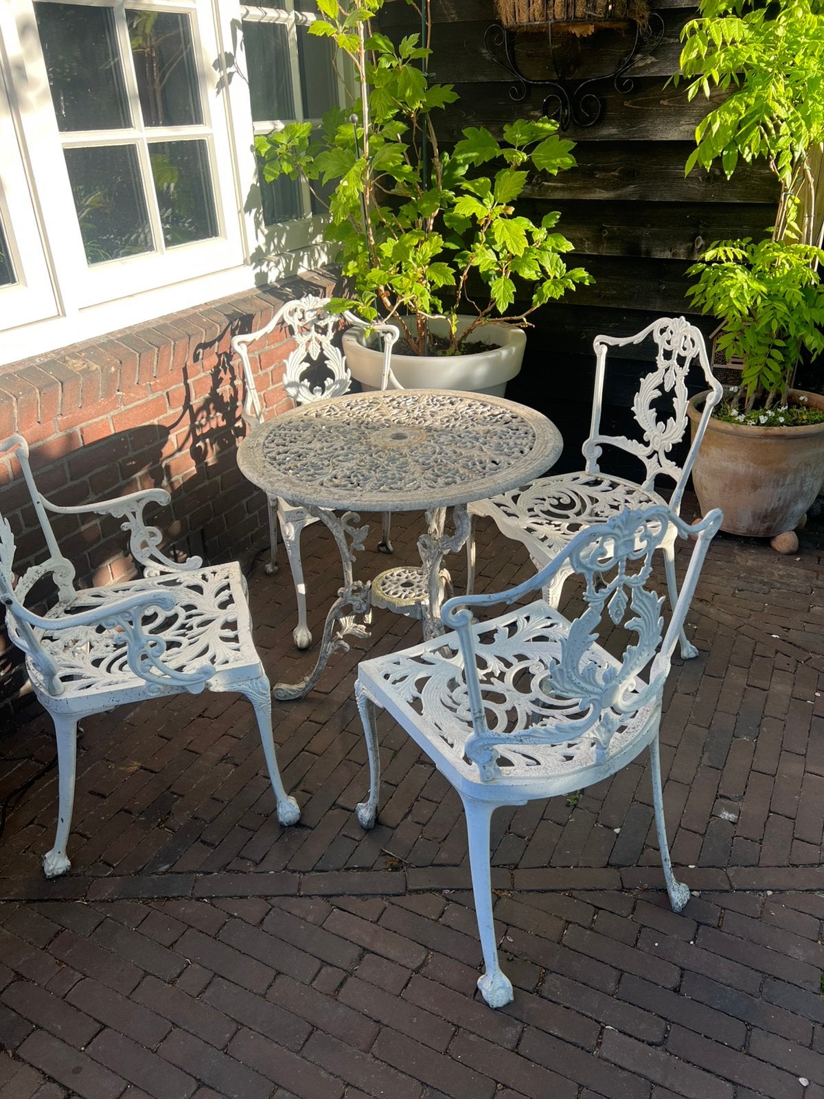 Leuke brocante gietijzeren tuintafel met 4 stoelen, Ophalen