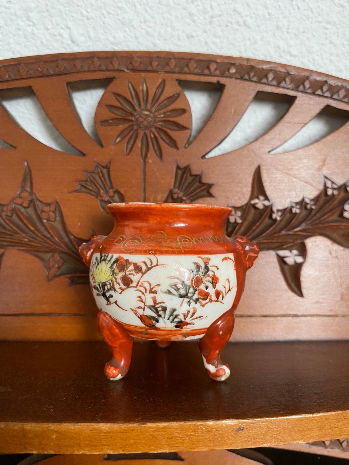 Houten Art Nouveau / Jugendstil wandrek met keramiek vaajes, Ophalen