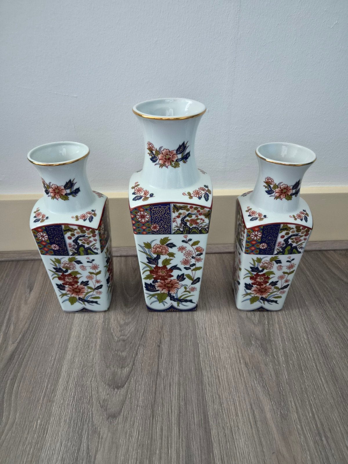 Set van 3 Japanse vazen met bloemmotief, Ophalen