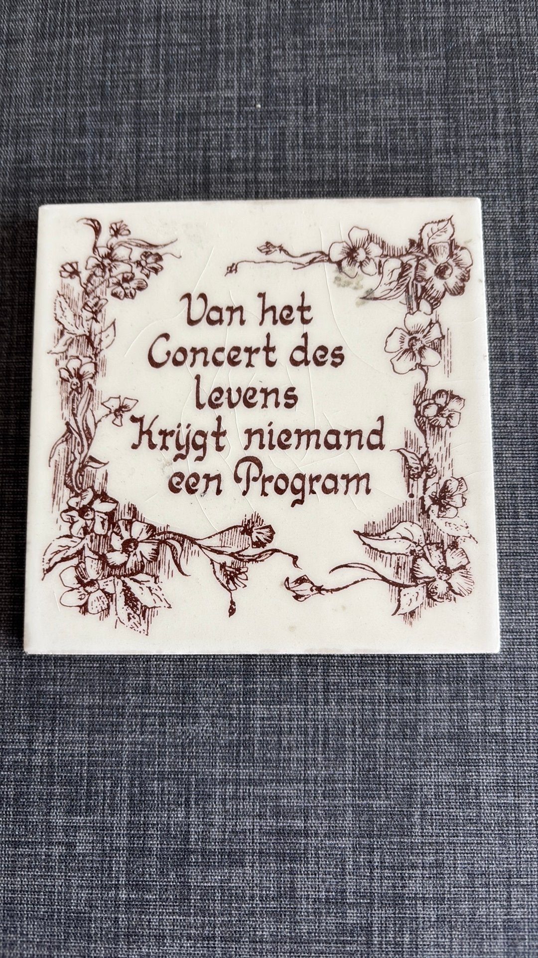 TEGELTJE MET SPREUK VAN HET CONCERT DES LEVENS…, Ophalen of Verzenden, Zo goed als nieuw