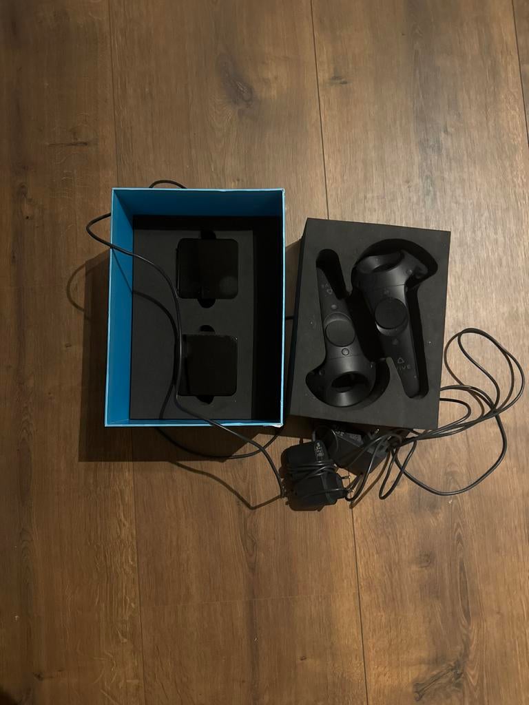 HTC Vive Controllers en 2 Lighthouses, Spelcomputers en Games, Virtual Reality, Zo goed als nieuw, Pc, Controller, Ophalen