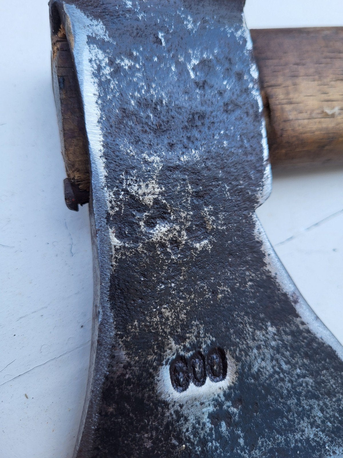 Twee gebruikte vlijmscherpe handbijlen met houten handvat, Ophalen of Verzenden, Gebruikt, Overige typen, Overige merken