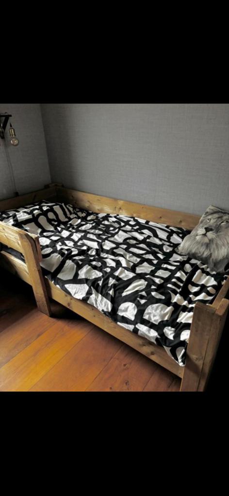 Steigerhouten bed, Ophalen, 85 tot 100 cm, Zo goed als nieuw, Lattenbodem