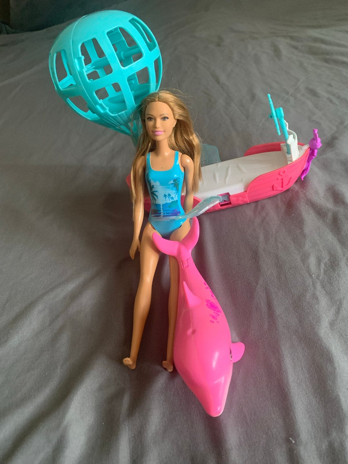 Barbie met boot, dolfijn en parachute, Ophalen of Verzenden, Gebruikt, Barbie