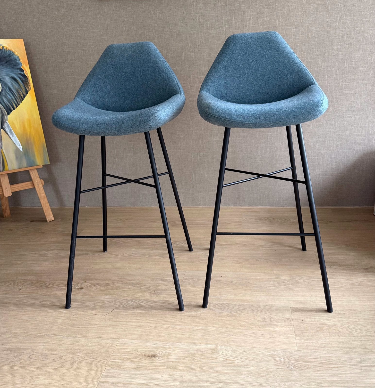 Hoge stoelen kleur licht petrol, zitting van stof., Huis en Inrichting, Barkrukken, 2 krukken, Ophalen, Zo goed als nieuw, 60 tot 90 cm