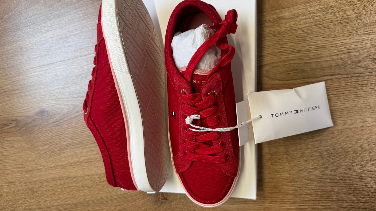 Tommy Hilfiger sneakers rood maat 36 – NIEUW in doos, Nieuw, Ophalen of Verzenden, Sneakers of Gympen, Rood
