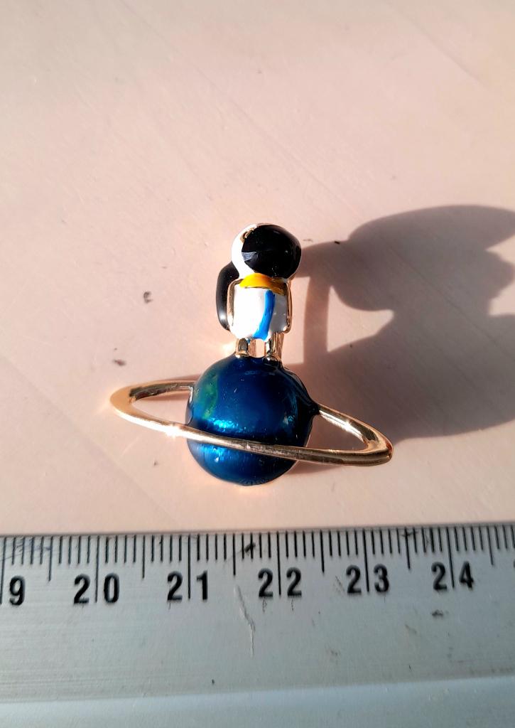 Leuke broche astronaut Saturnus planeet Nasa Esa Space, Overige materialen, Overige kleuren, Minder dan 4 cm, Ophalen of Verzenden