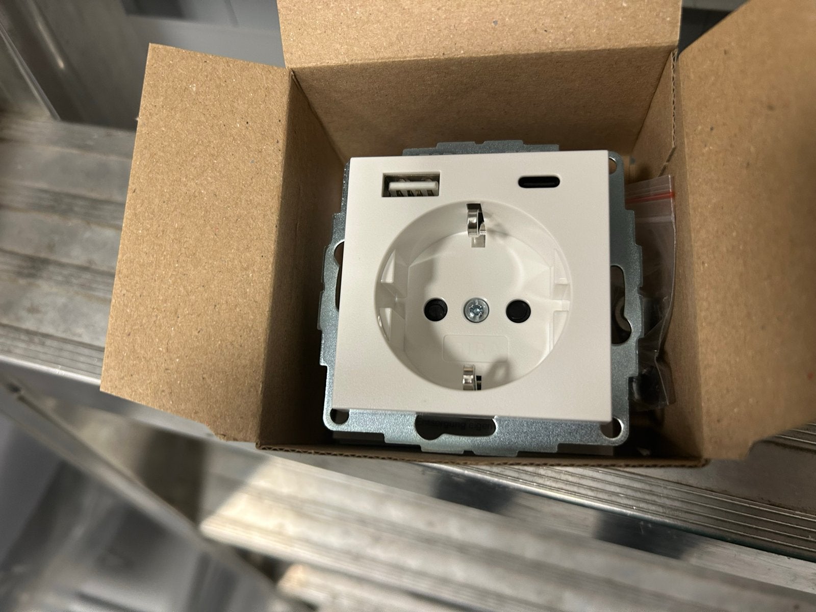 Gira WCD USB Zuiver Mat Wit - Type A/C Oplader, Doe-het-zelf en Verbouw, Elektra en Kabels, Ophalen of Verzenden, Nieuw, Gira