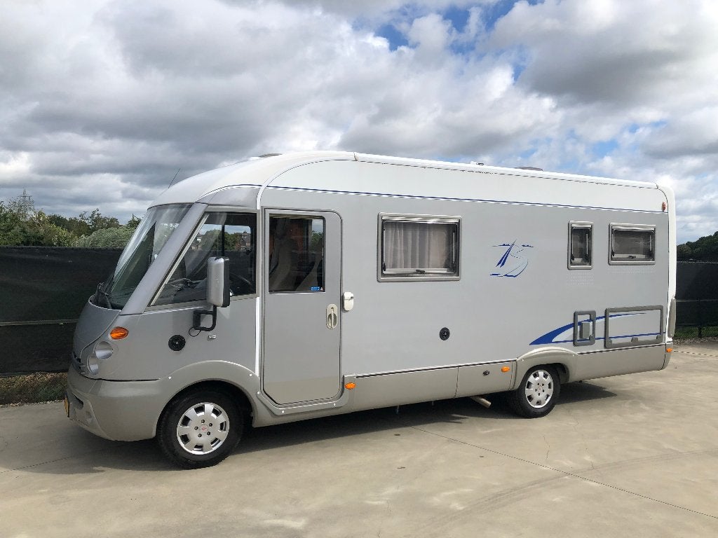 Foto 4 van AUTOMAAT Burstner i690 Elegance LAAG VASTBED 84.000km MOOI!!