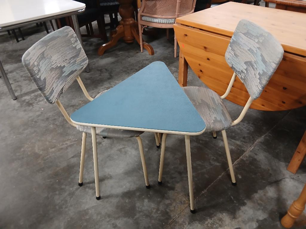 (0545W) Vintage eethoek  kindertafel met twee stoeltjes, Ophalen, Huis en Inrichting