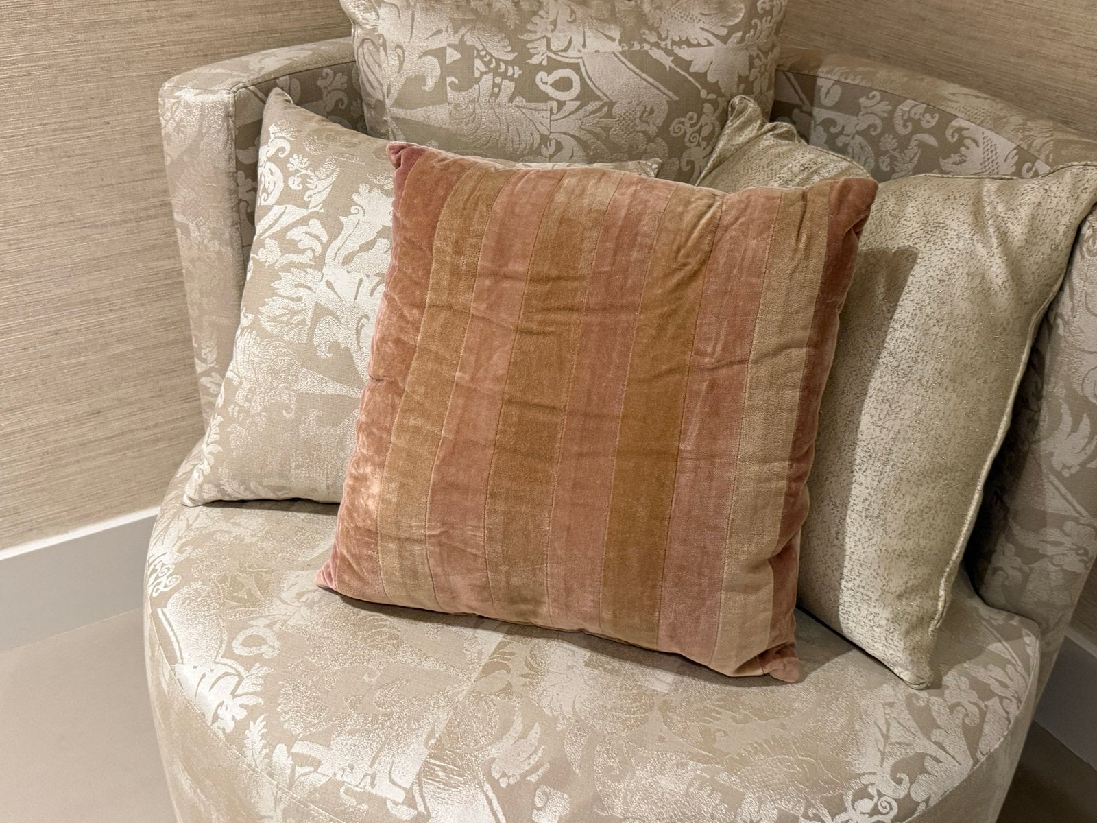Fluwelen sierkussen oud roze met beige, Huis en Inrichting, Meerkleurig, Vierkant, Ophalen of Verzenden, Zo goed als nieuw