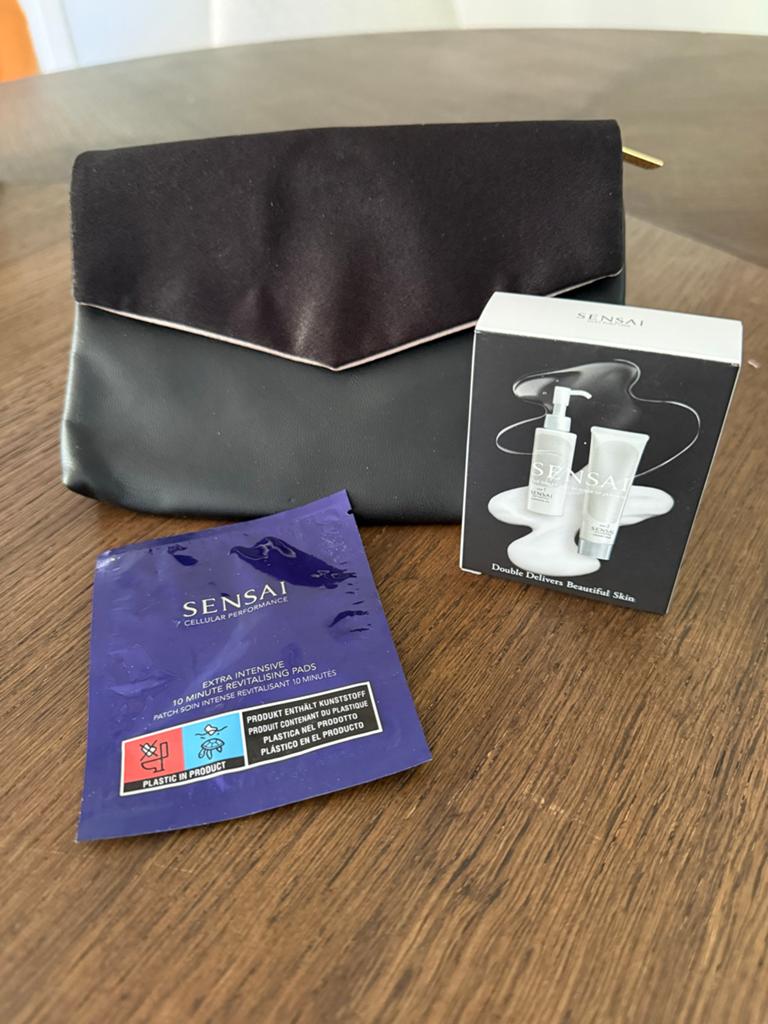 Sensai Double Cleansing Set met Clutch en Revitalising Pads, Sieraden, Tassen en Uiterlijk, Uiterlijk | Gezichtsverzorging, Ophalen of Verzenden