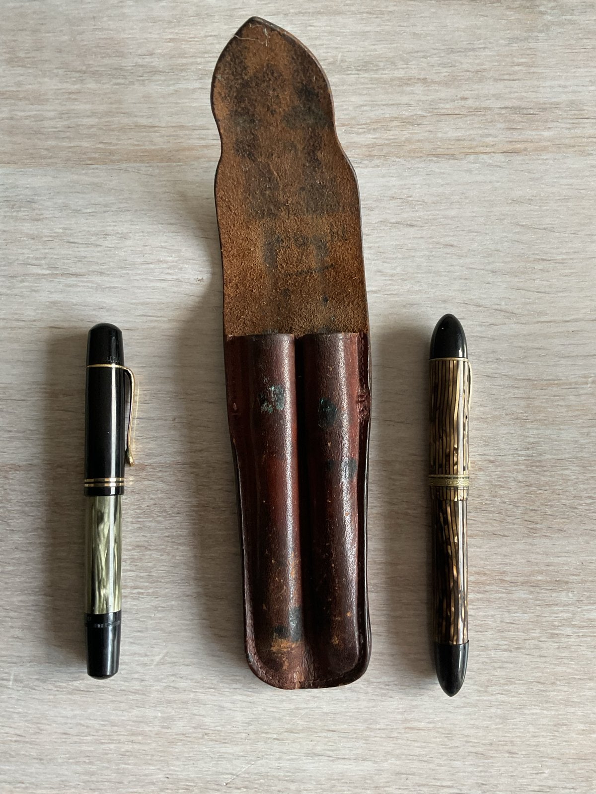 2 Antieke vulpennen met gouden penpunt en leren etui, Ophalen