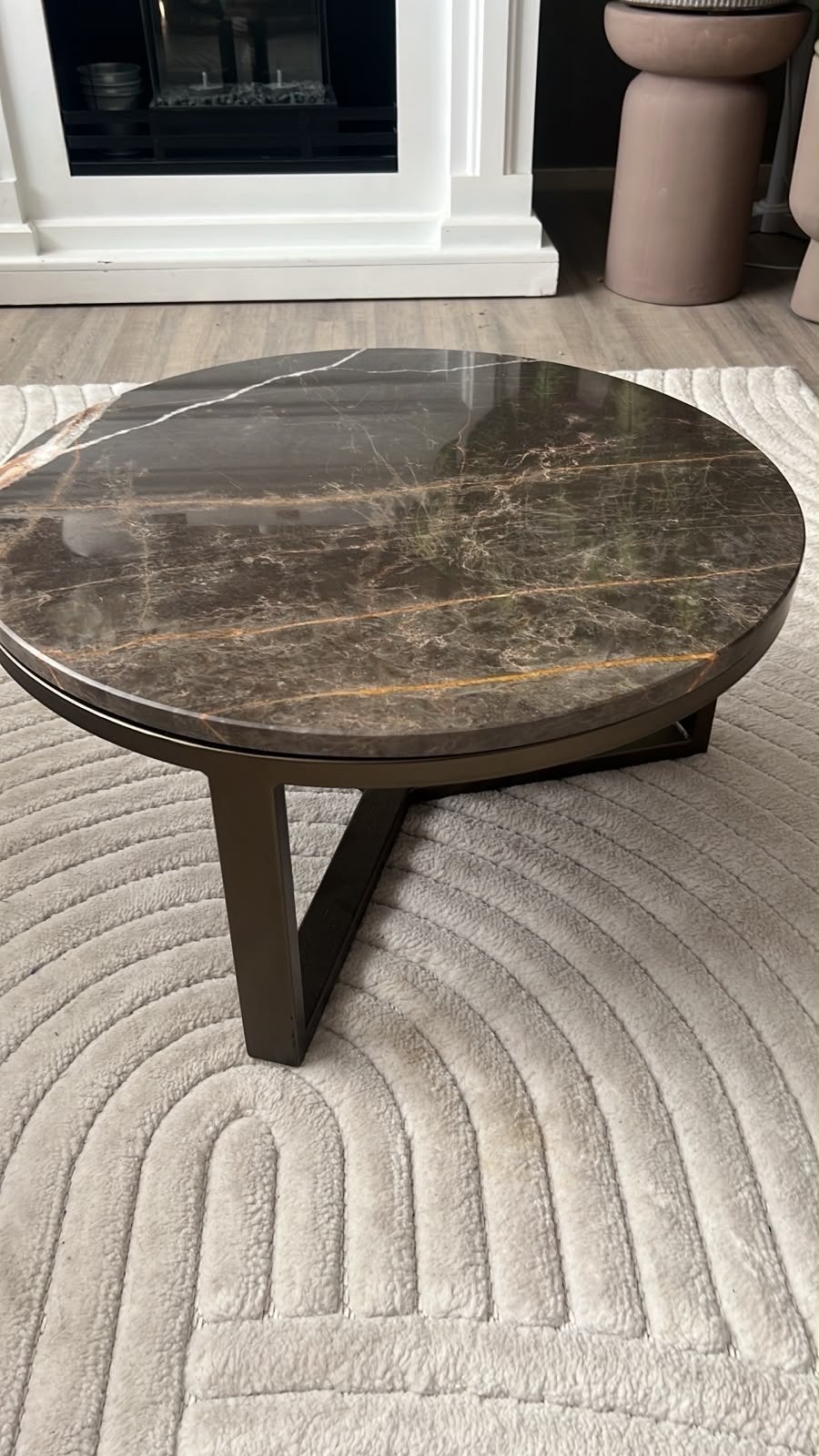 Ronde salontafel met marmerlook blad en metalen onderstel, Rond, Zo goed als nieuw, Metaal, 5 – 50