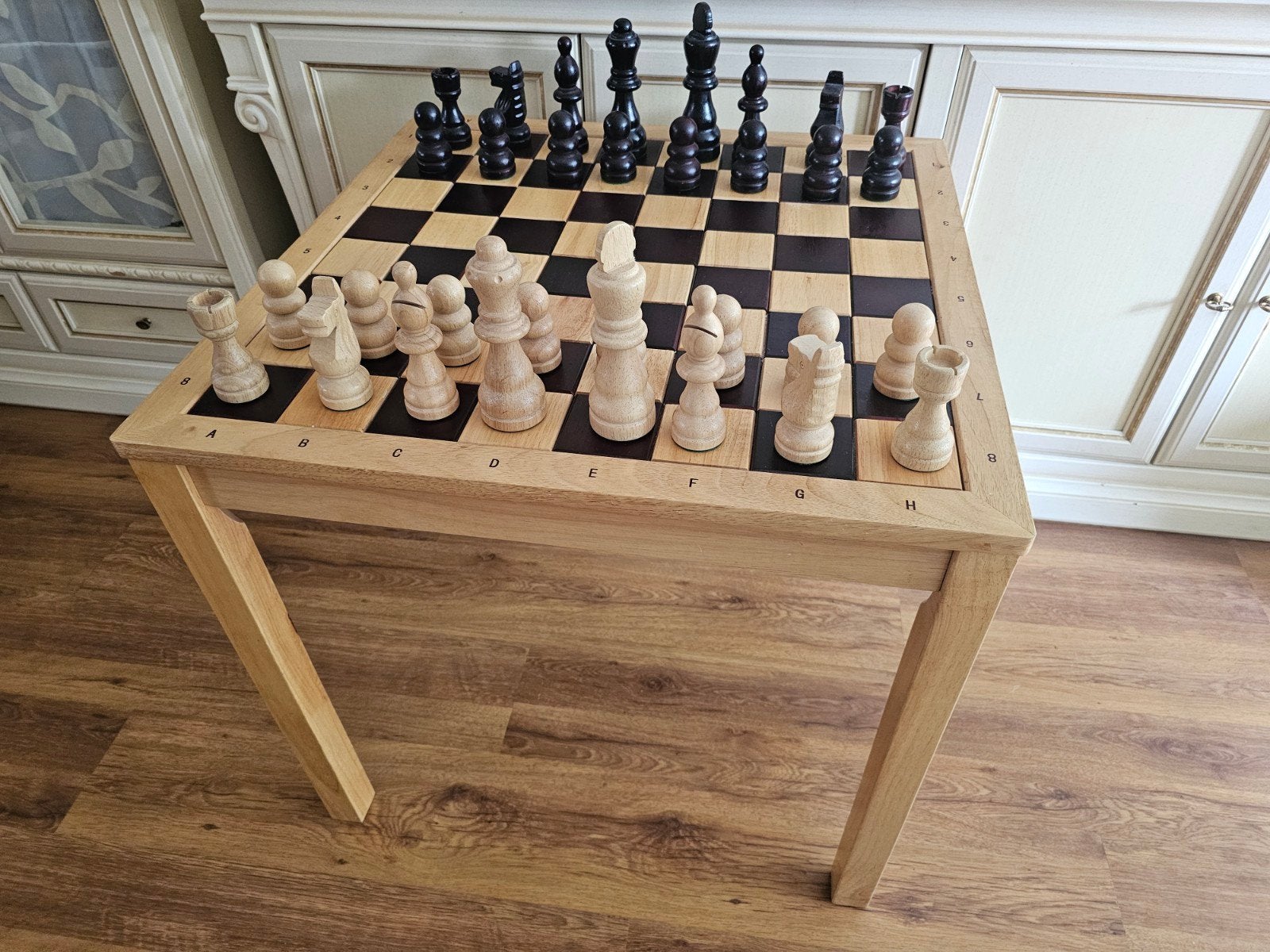 Unieke grote houten schaaktafel met houten schaakstukken, Hobby en Vrije tijd, Ophalen of Verzenden, Zo goed als nieuw