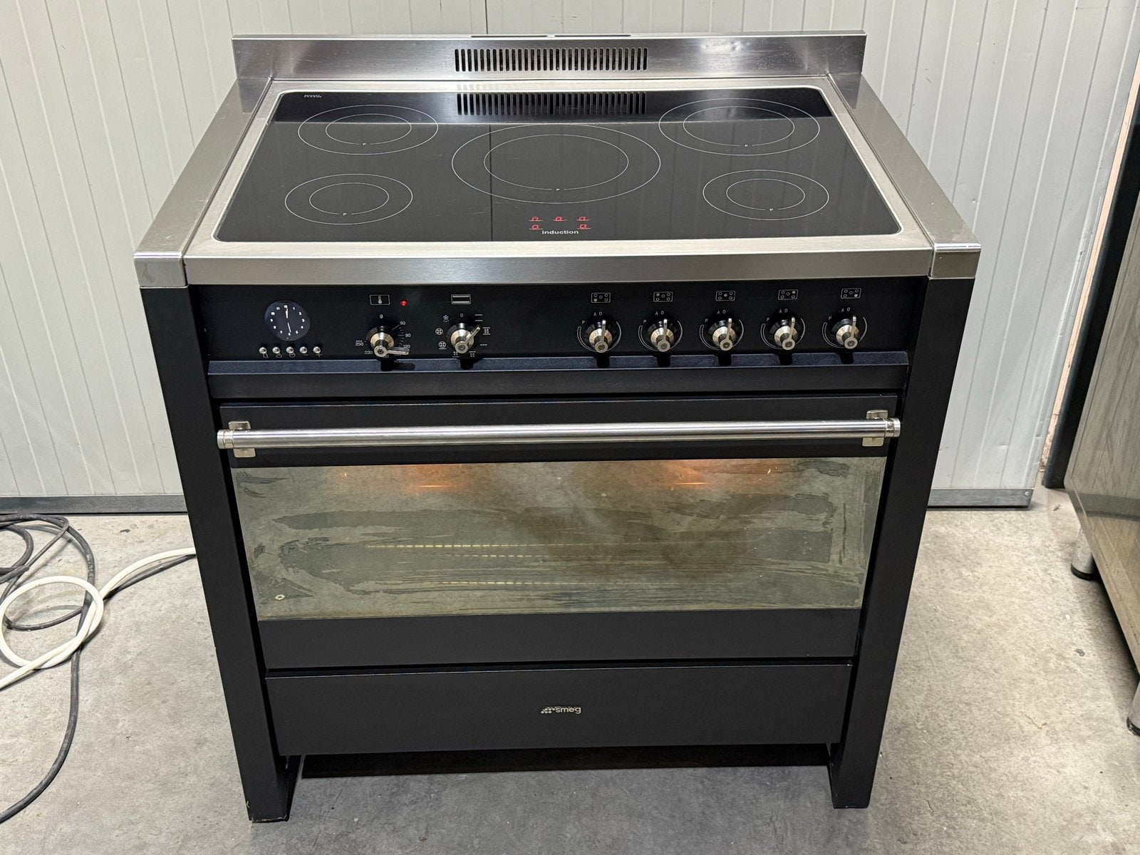 Smeg Vrijstaand Inductiefornuis met Hete Lucht Oven, Hete lucht, 60 cm of meer, Zo goed als nieuw, Inductie
