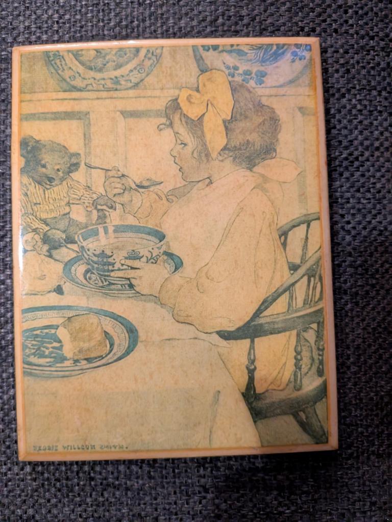 Vintage Tegel met Illustratie van Meisje en Teddybeer, Ophalen of Verzenden