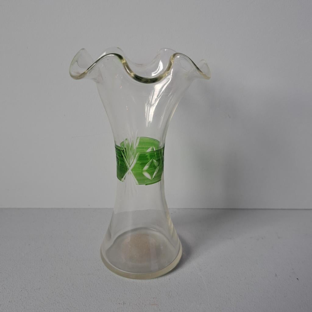 Kleine glazen vaasje, met groene rand met geslepen motieven, Ophalen of Verzenden