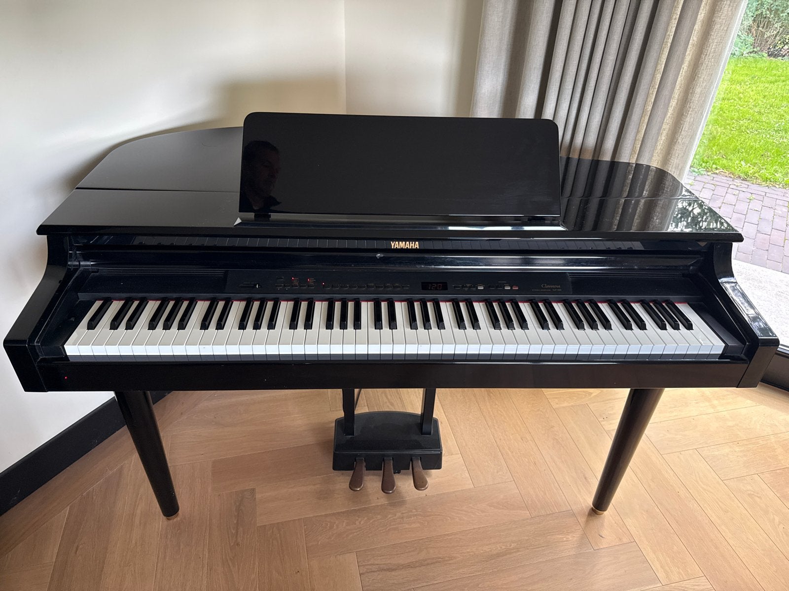 Foto 3 van Yamaha Clavinova CLP-555  Digitale Vleugel Zwart Hoogglans