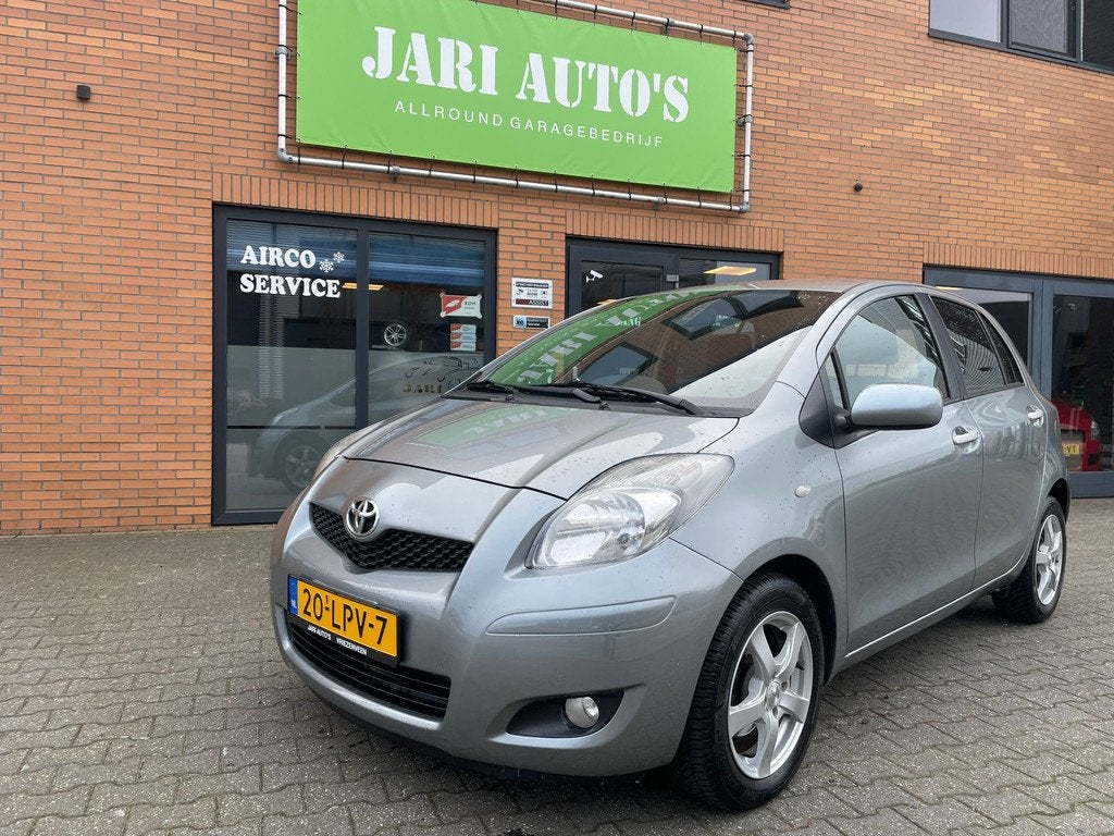 Toyota Yaris 1.3 VVTi Aspiration Automaat ! (bj 2010), 750 kg, 4 cilinders, Grijs, 550 kg