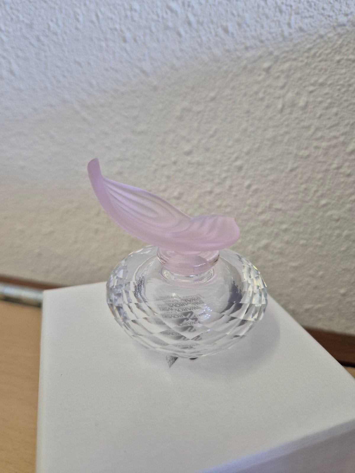 Swarovski kristal parfumflesje met roze blad, Ophalen of Verzenden, Zo goed als nieuw, Figuurtje