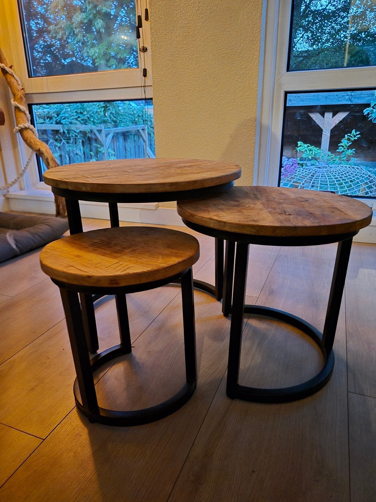 Set van 3 ronde bijzettafels van mangohout en metaal, Minder dan 45 cm, Minder dan 55 cm, Gebruikt, Rond