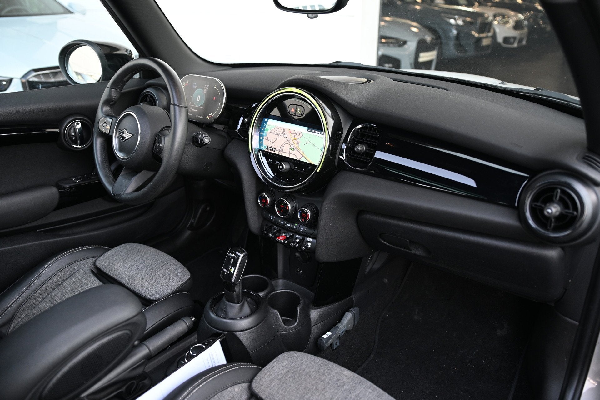 MINI Hatchback Cooper Classic Automaat / Panoramadak / Sport, Auto's, 136 pk, Gebruikt, Met garantie (alle), 4 stoelen