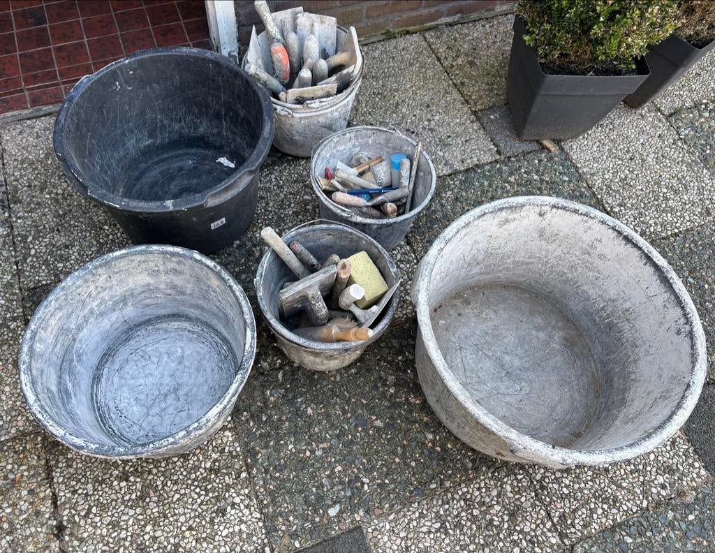 # Emmers met diverse gereedschappen voor het tegelen #, Ophalen, Gebruikt