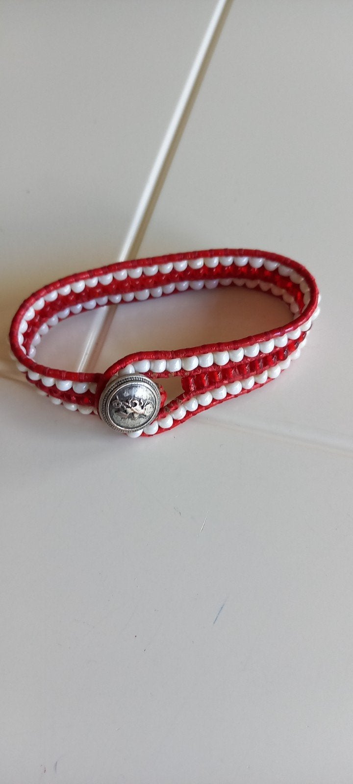 Handgemaakte rode en witte kralenarmband, Overige materialen, Ophalen of Verzenden, Zo goed als nieuw, Met bedels of kralen