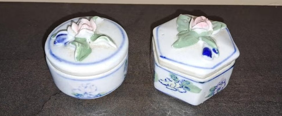 Twee kleine keramische pillen doosjes met bloemen, Ophalen of Verzenden