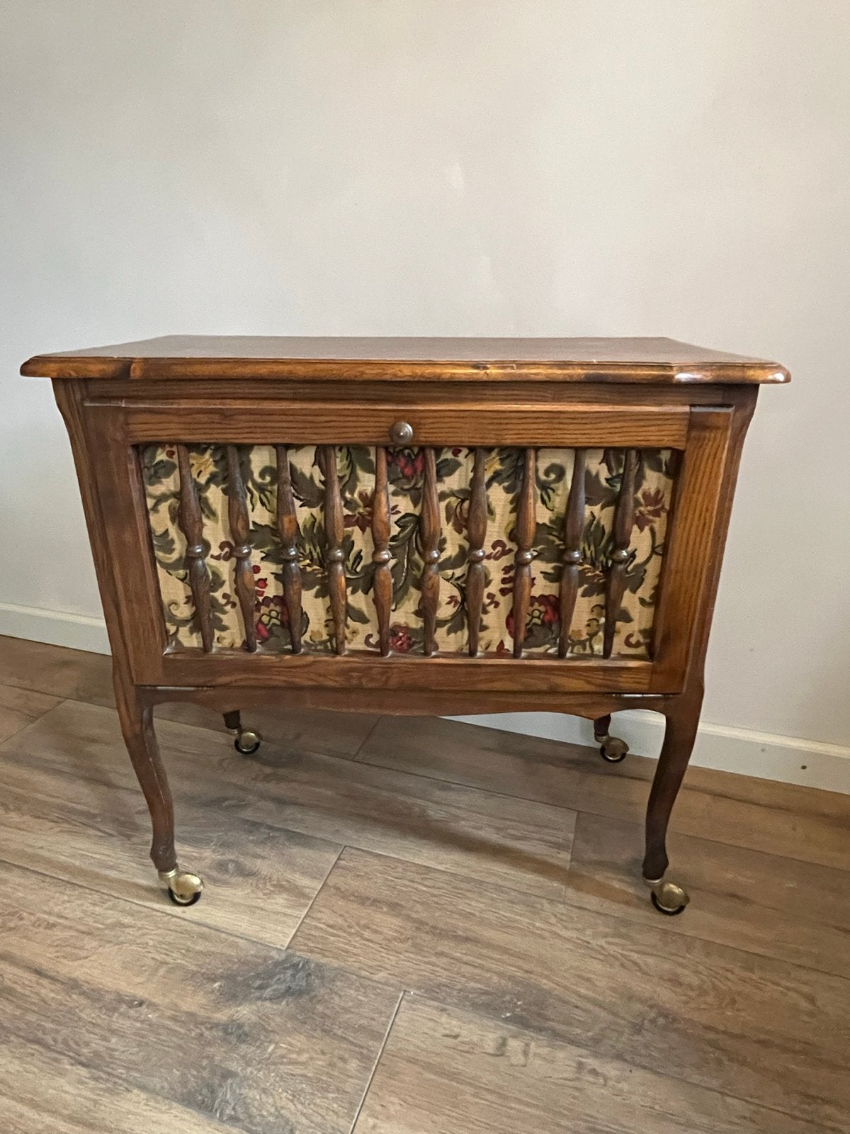 Antieke houten kastje met voorklep/deur, Ophalen
