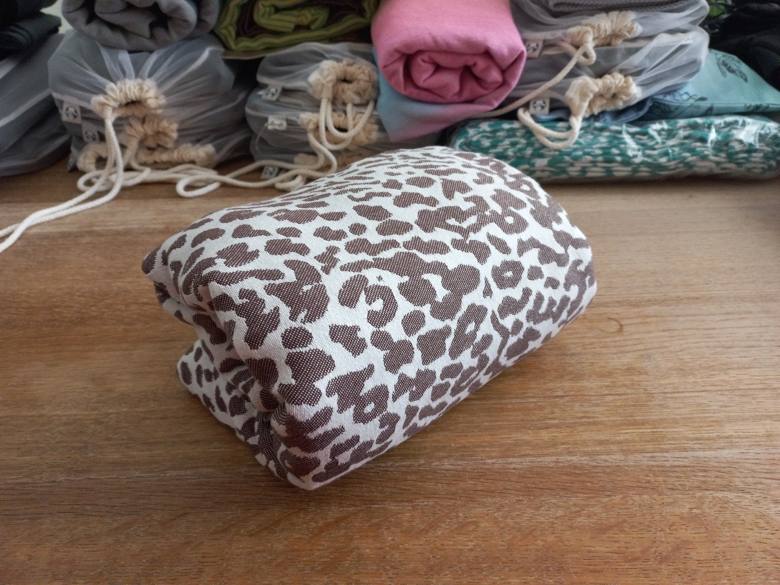 LennyLamb Cheetah Dark Brown & White geweven draagdoek mt 4, Kinderen en Baby's, Overige merken, Draagdoek, Nieuw, Ophalen of Verzenden