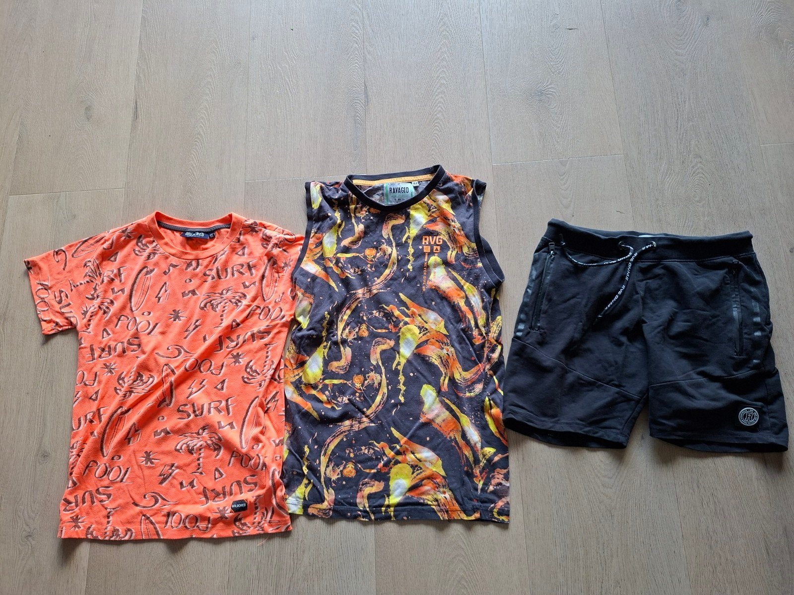 2 t-shirts 164/170 en korte broek 164/170 We Fashion jongen, Ophalen, Zo goed als nieuw