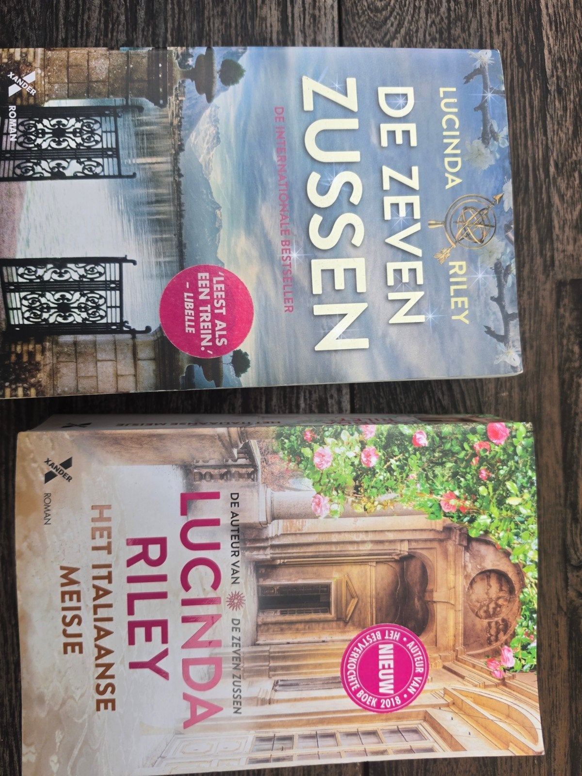 Lucinda Riley Boeken: De Zeven Zbussen & Het Italiaanse Meis, Boeken, Ophalen of Verzenden, Zo goed als nieuw, Lucinda Riley