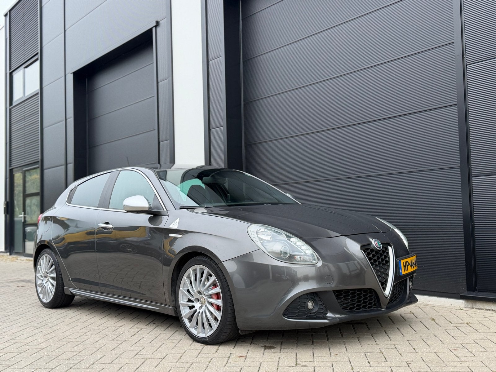 Alfa Romeo Giulietta 1.750 TBI 2011 Grijs Nieuwe Apk, Auto's, 4 cilinders, Leder, Bedrijf, 500 kg