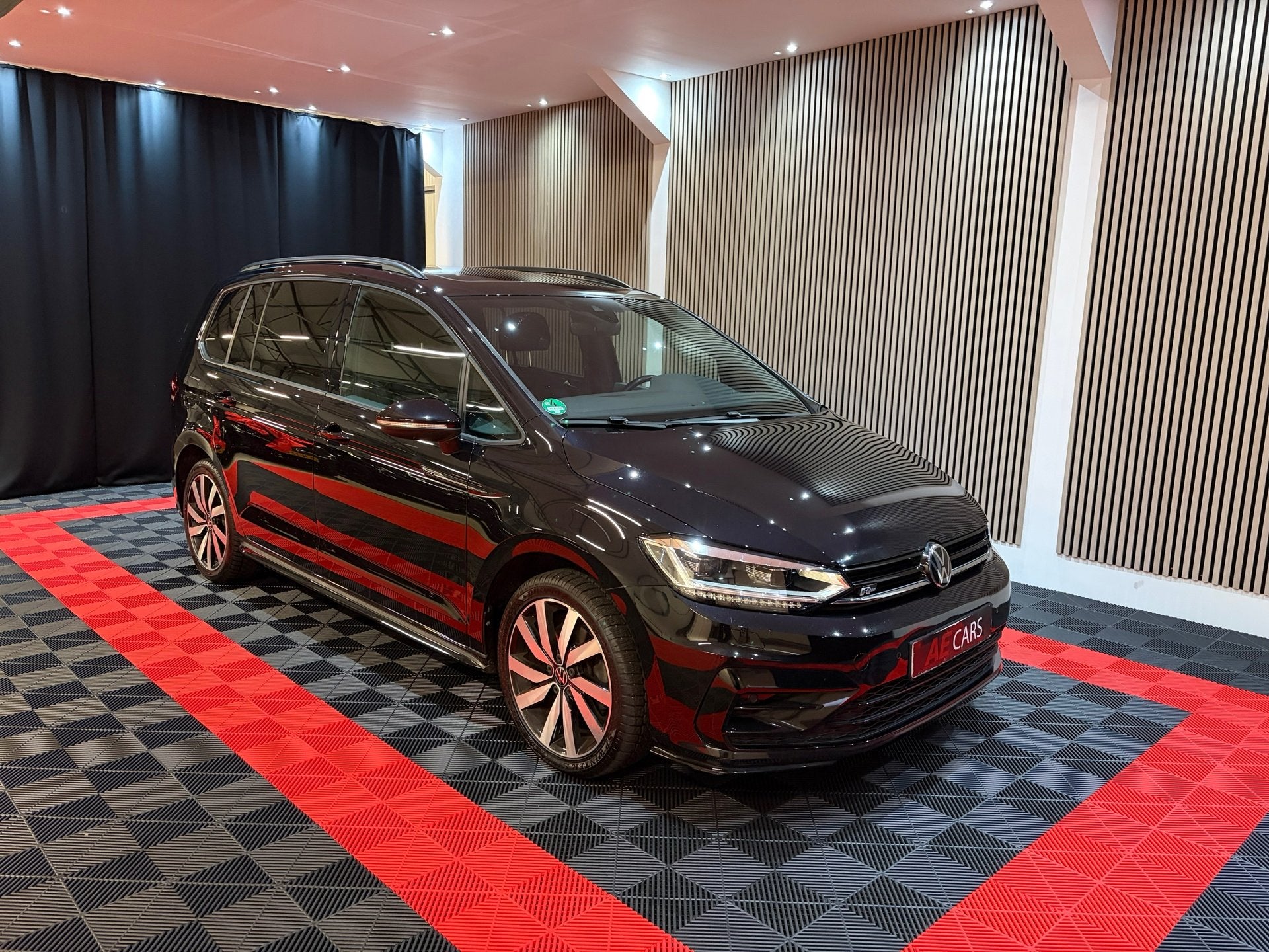 Volkswagen Touran 1.5 TSI Highline Executive R-Line-pakket 7, Auto's, Dealer onderhouden, Stof, Zwart, 4 cilinders
